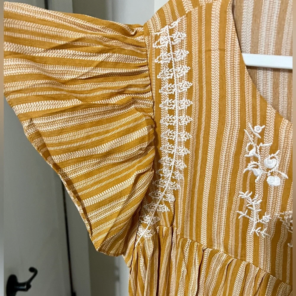 🟠NWT DAVI & DANI Plus Flutter Sleeve Embroidered Top in Mustard/Ivory 1X - Picture 4 of 5